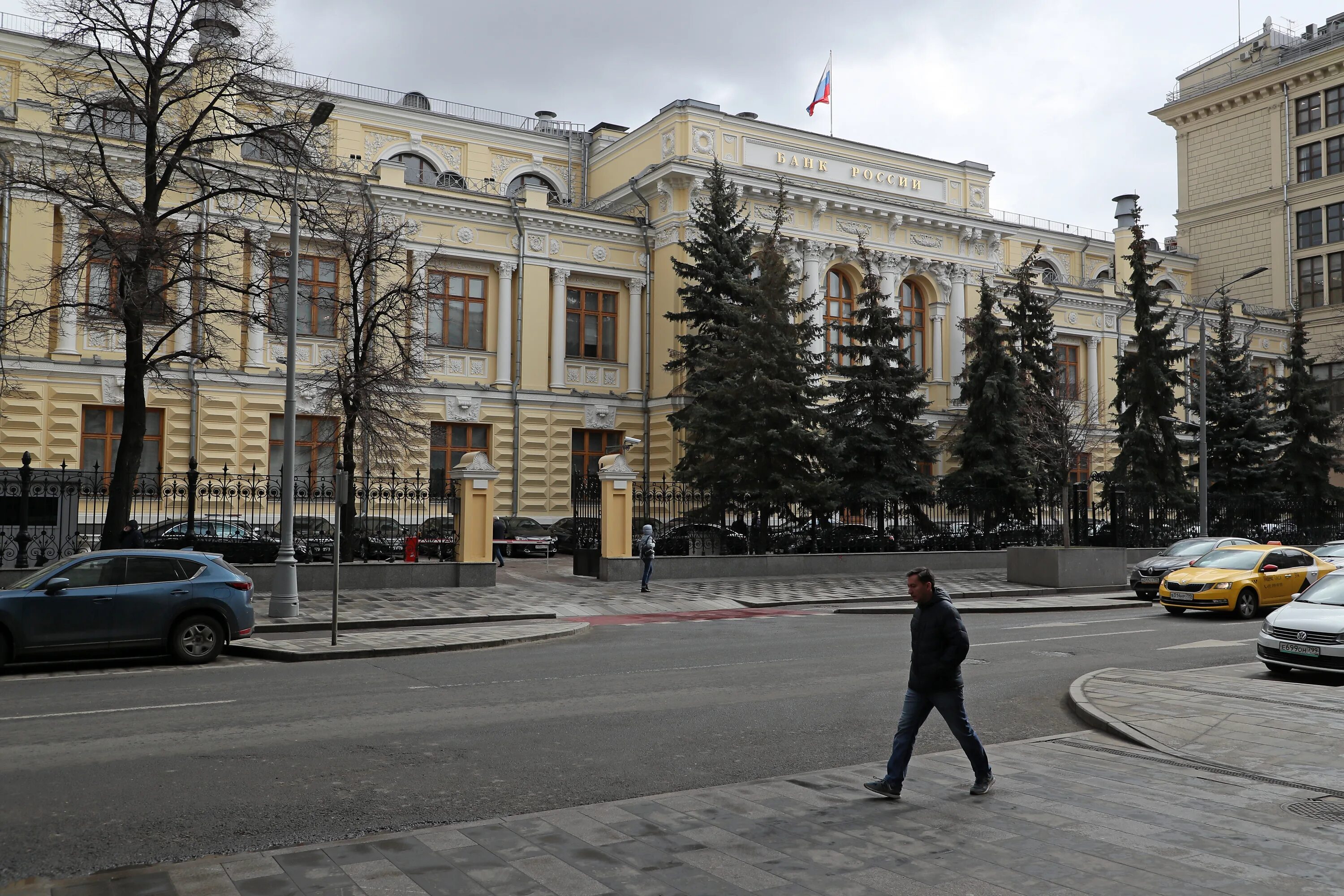 Центробанк повысить. Здание Центробанка. Центральный банк РФ банк России. Здание банка России. Банк России повысил ключевую.