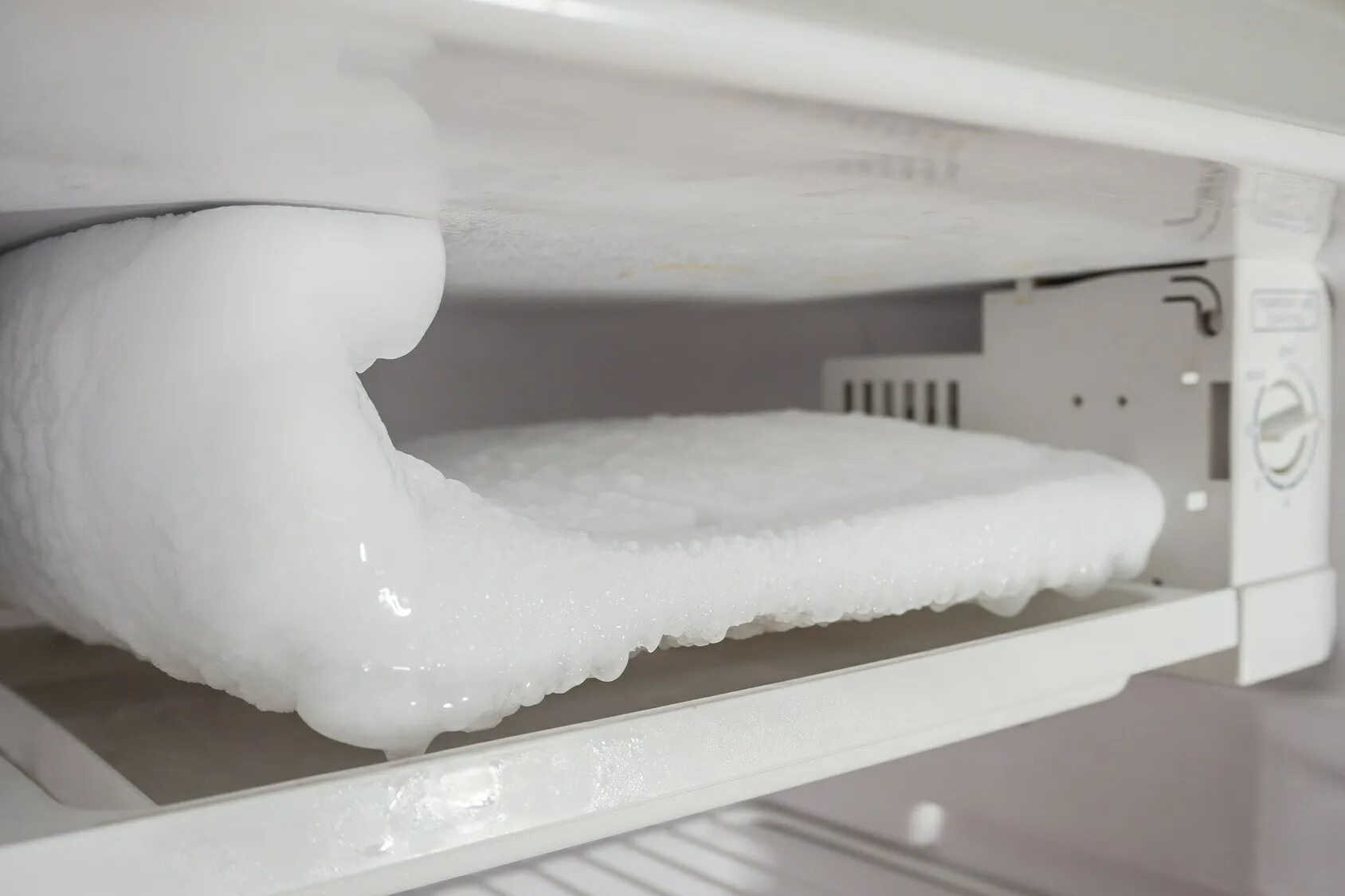 Растаял холодильник. Холодильник Индезит морозилка намерзает лед. Холодильник Индезит ноу Фрост намерзает лед. Морозилка Атлант намерзает лед. Намерзший лед в морозилке.