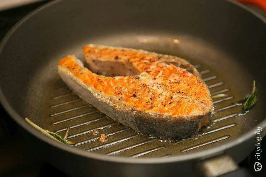 Сколько минут жарить форель. Прожарка стейка лосося. Лосось на сковороде. Стейк лосося на сковороде. Лосось жареный на сковороде.