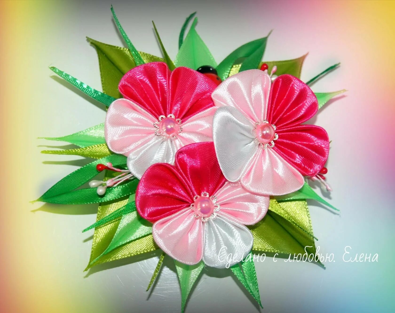 канзаши из ленты. цветы из лент. цветы из лент два цвета. цветы из лент. цветочки из ленточек.
