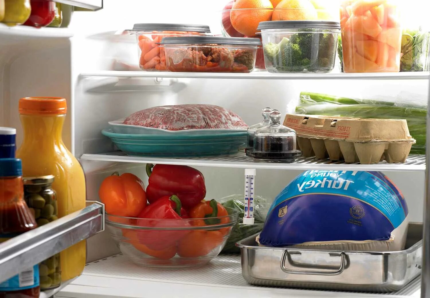 Организация хранения готовых блюд. Холодильник с продуктами. Хранение продуктов в холодильнике. Проддуктыв холодильнике. Хранить продукты в холодильнике.