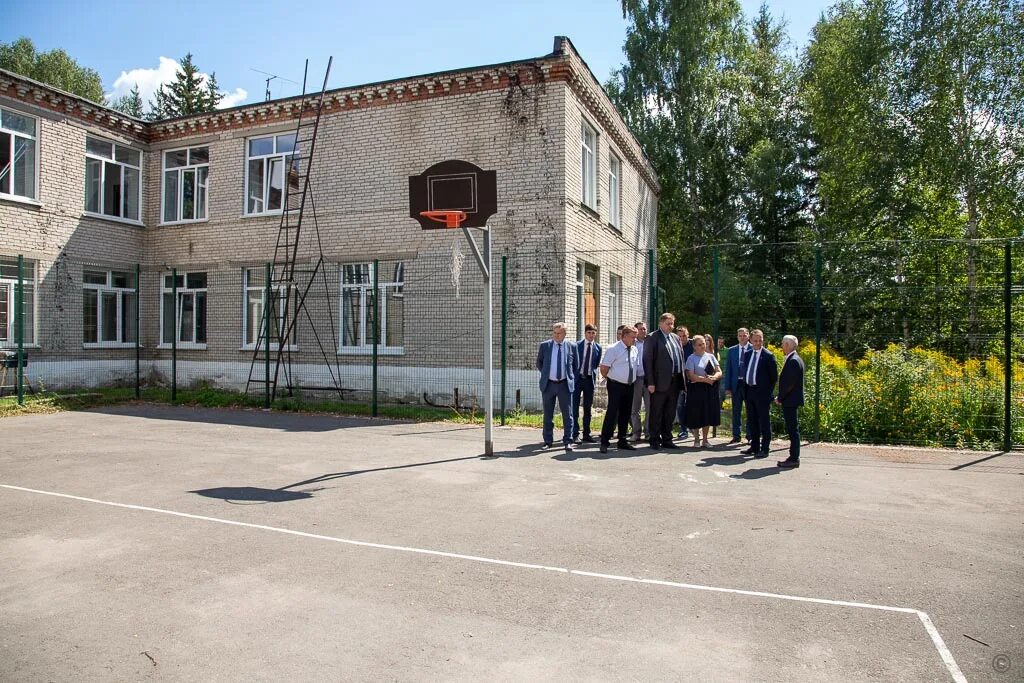 Школа лесном поселке. Поселок Лесной школа Барнаул. Школа 99 Барнаул. Барнаул посёлок Лесной школа 99. Школа поселок Лесной.