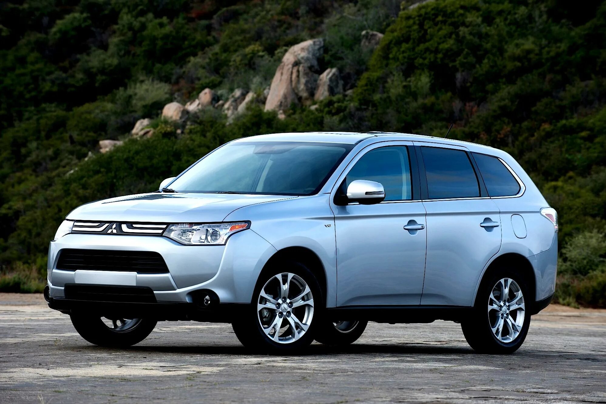 Outlander перевод. Митсубиси Аутлендер 2014. Митсубиши Аутлендер 2014. Mitsubishi Outlander 2014 года. Митсубиши Аутлендер 2014 год.