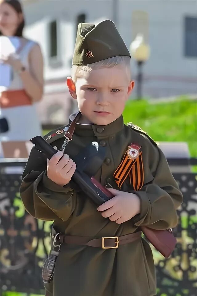 Мальчик на дне победы. Мальчик в военной форме. Малыш в военной форме. Дети в форме. Дети в военной форме на 9 мая.