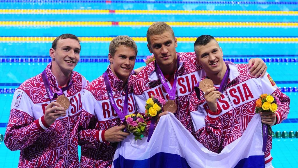 Пловцы олимпийской мужской сборной. Выигравший спортсмен команда