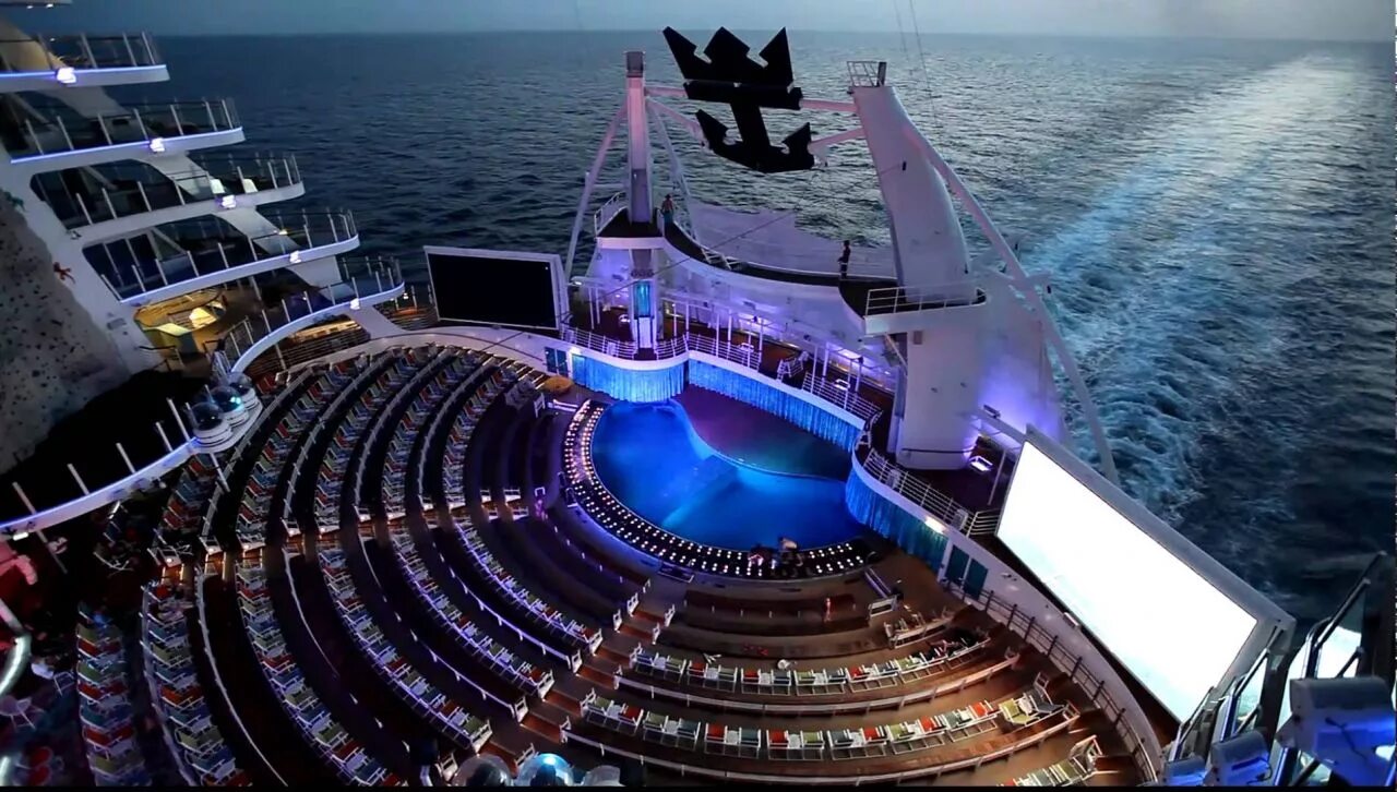Rage of the seas. Гармония морей круизный лайнер. Лайнер Harmony of the Seas. Самый большой в мире круизный лайнер Oasis of the Seas. Корабль Оазис морей.