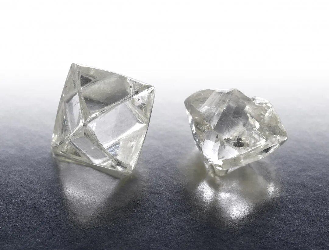 Алмаз какая порода. Де Бирс Алмаз. Алмаз неограненный АЛРОСА. Мармарошский Диамант. Алмаз необработанный.