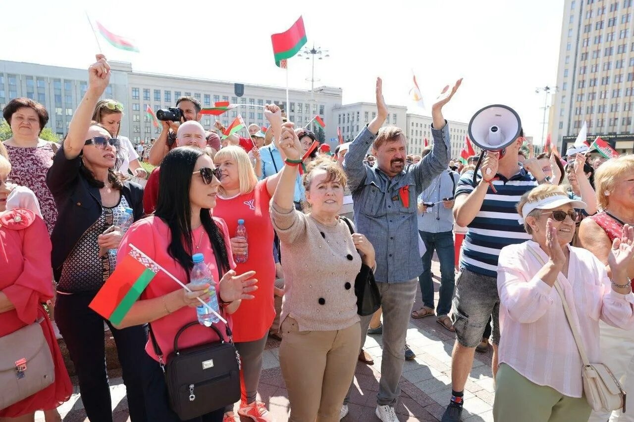 Новости рб и мире сегодня. Митинг за Лукашенко в Минске. Лукашенко на митинге в Минске. Митинг в Минске 16 августа 2020. Митинг бюджетников.