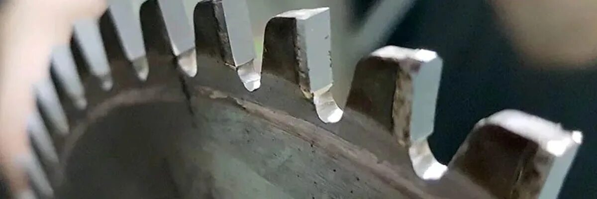 Заточить дисковую пилу с победитовыми напайками. Заточка пильных дисков с твердосплавными напайками. заточка диска для циркулярной пилы по дереву. диск с победитовыми напайками для циркулярки. заточка диска циркулярной пилы с напайками.