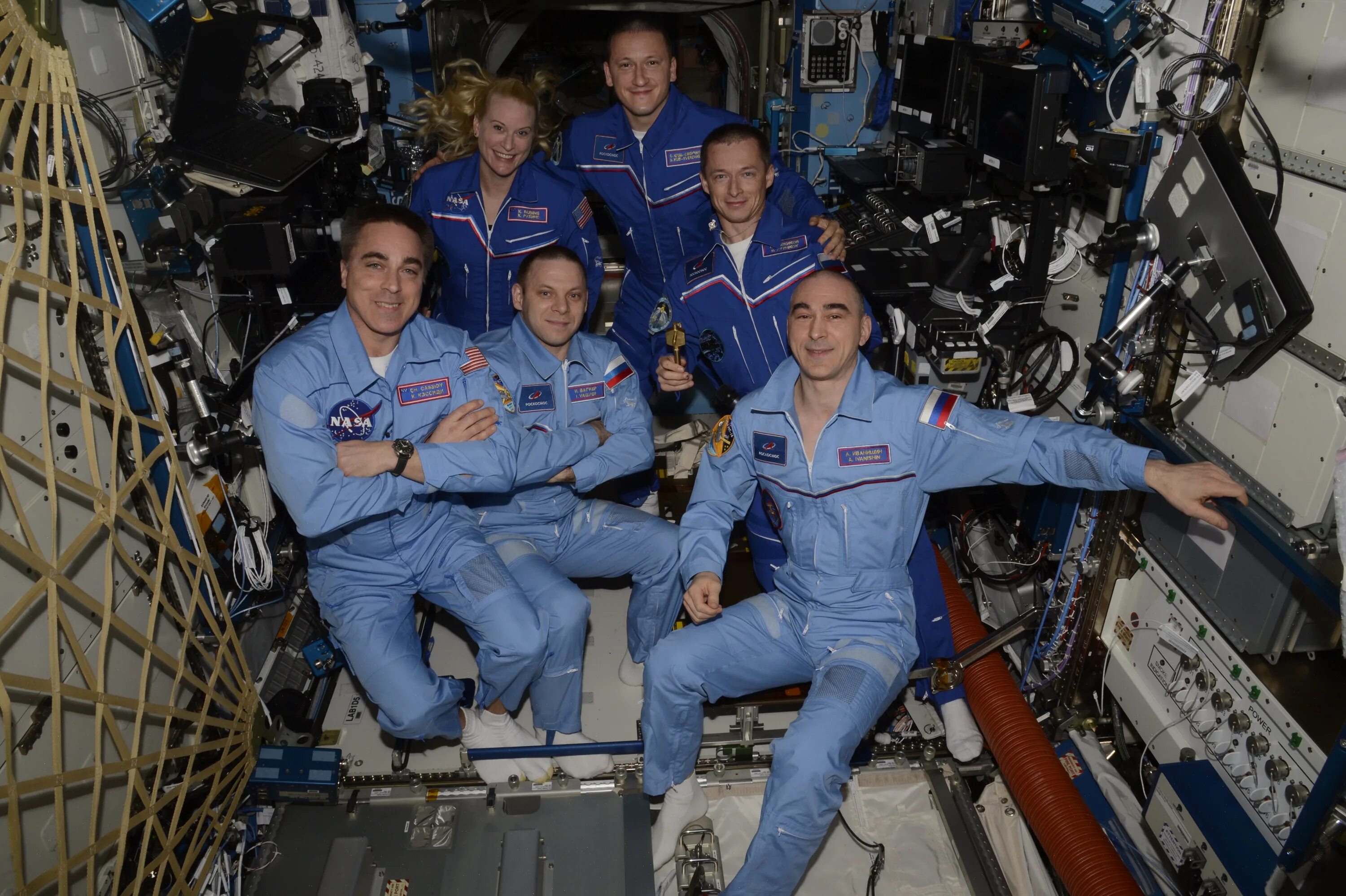 Какие космонавты сейчас в космосе 2024 год. Экипаж МКС Вагнер Иванишин Кэссиди. Экипаж Союз МС 17. Командир МКС рыжиков.