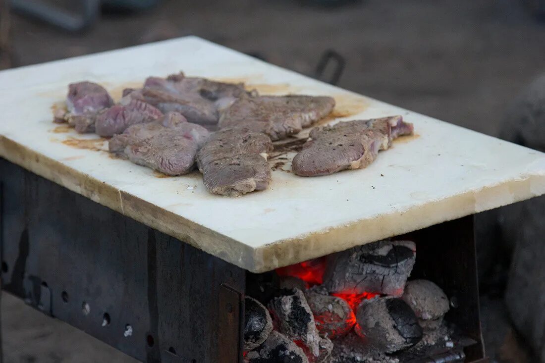 Каменная плита для готовки. Камень для жарки. Мясо на вулканическом Камне. Каменная доска для гриля. Жареные камни