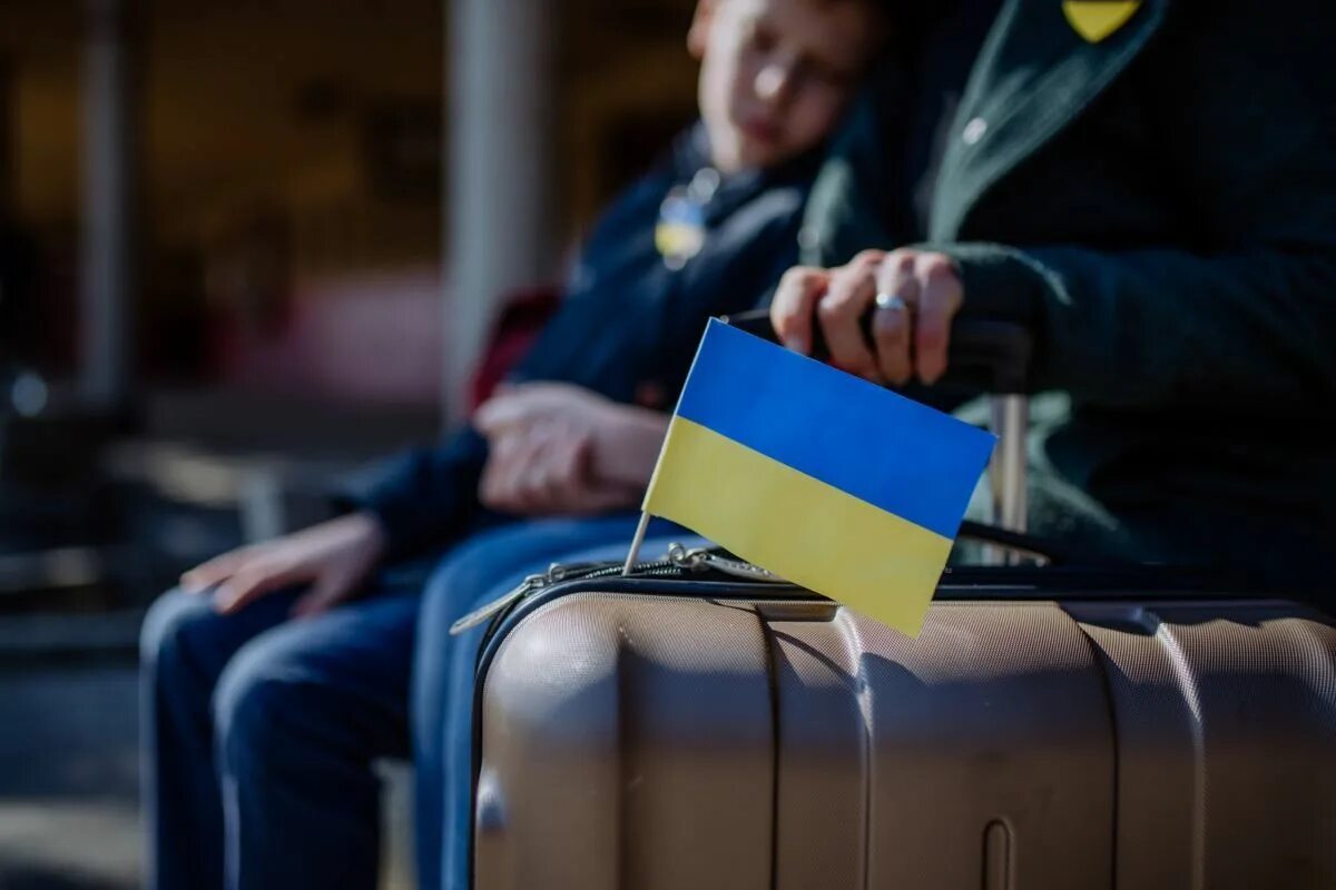 Выезд граждан украины. Иммиграционная служба Финляндии. Флаг Украины. Запрет на выезд Украина.