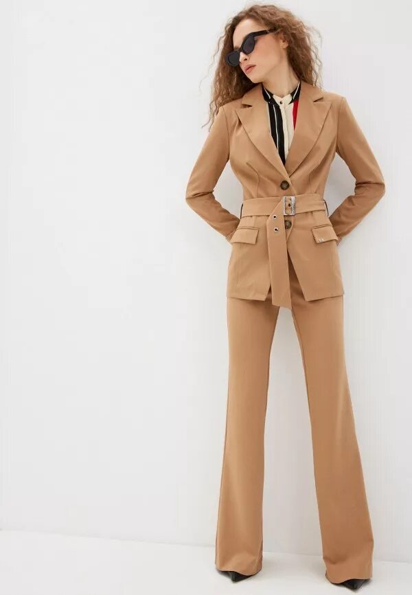 Брючный костюм коричневого цвета женский. Светло коричневый костюм мужской. Коричневый пиджак женский. Мужской костюм шоколадного цвета. Коричневый брючный костюм женский.