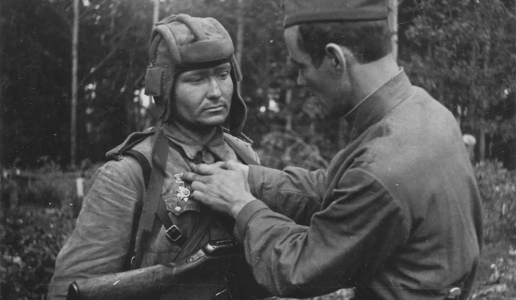 Во время второй мировой войны вручали. Солдат ВОВ С орденом 1941-1945. Бойцы красной армии 1941-1945.