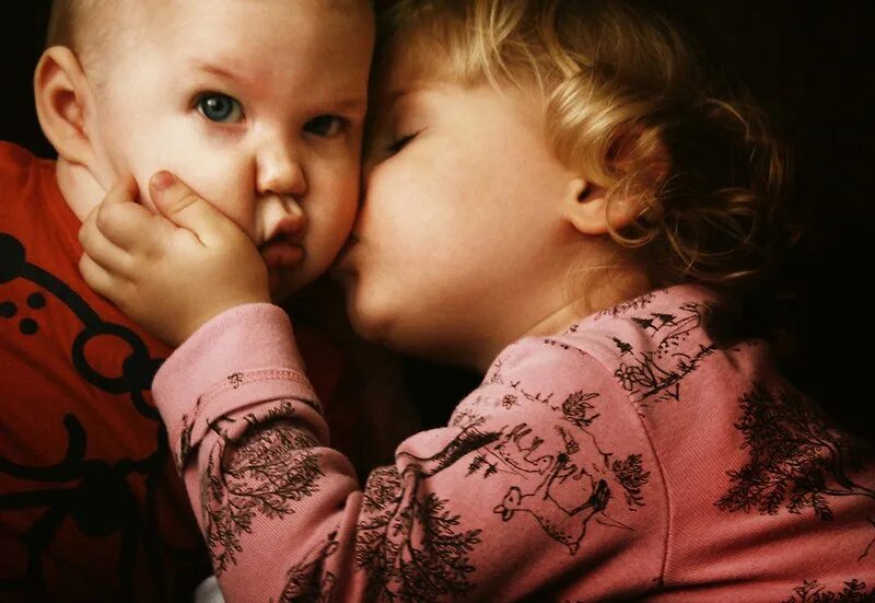 Детский поцелуй. Детский поцелуй в щеку. Поцелуй в щечку дети. Девочка целует мальчика в щечку. Мам моргни один раз