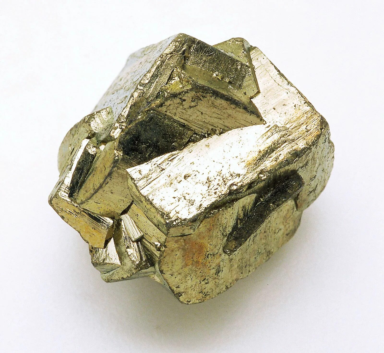 Пирит Железный Колчедан минерал. Пирит fes2. Пирит (сернистый Колчедан). Кристалл сернистого колчедана Fes.
