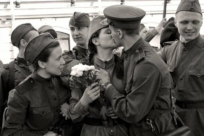 Вспоминая прошедшую войну и свое военное. Девушка солдат. Советский солдат и девушка. Девушка провожает солдата. Женщины провожают мужчин на войну.
