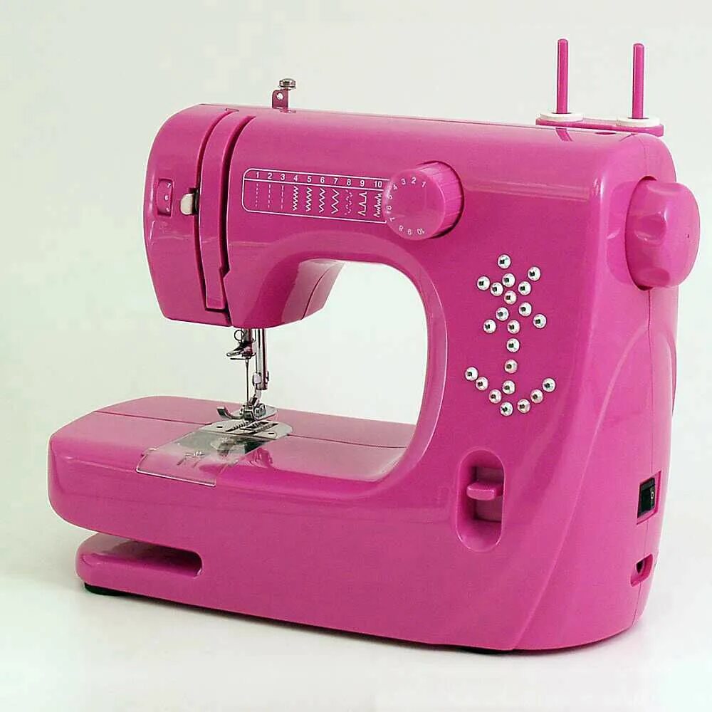 Швейная машинка для кукол. Швейная машина Luby Pink (JG-1803). Сингер 2010 швейная машинка. Sewing Machine детская машинка 2015.