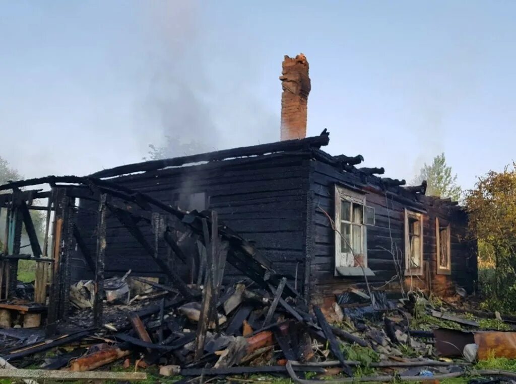 Смоленская область Темкинский район деревня Павловское. Деревня пожары в Смоленской области. Сгоревший дом в деревне. Сгоревший деревенский дом. Видели сгорел дом