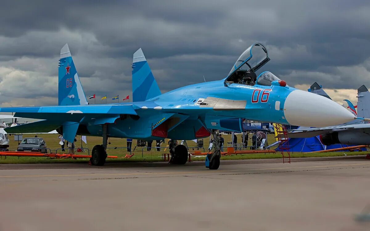 Су 27 1. Самолет Су 27. Самолёт истребитель Су 27. Су-27 реактивный самолёт. Самолет Су 27 ВВС России.
