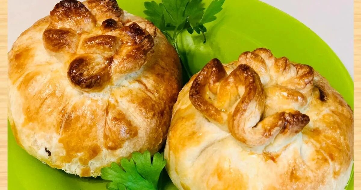 Слоеные мешочки с курицей. Мешочки из теста. слоеные мешочки. мешочки из теста с начинкой. закусочные мешочки из слоеного теста.