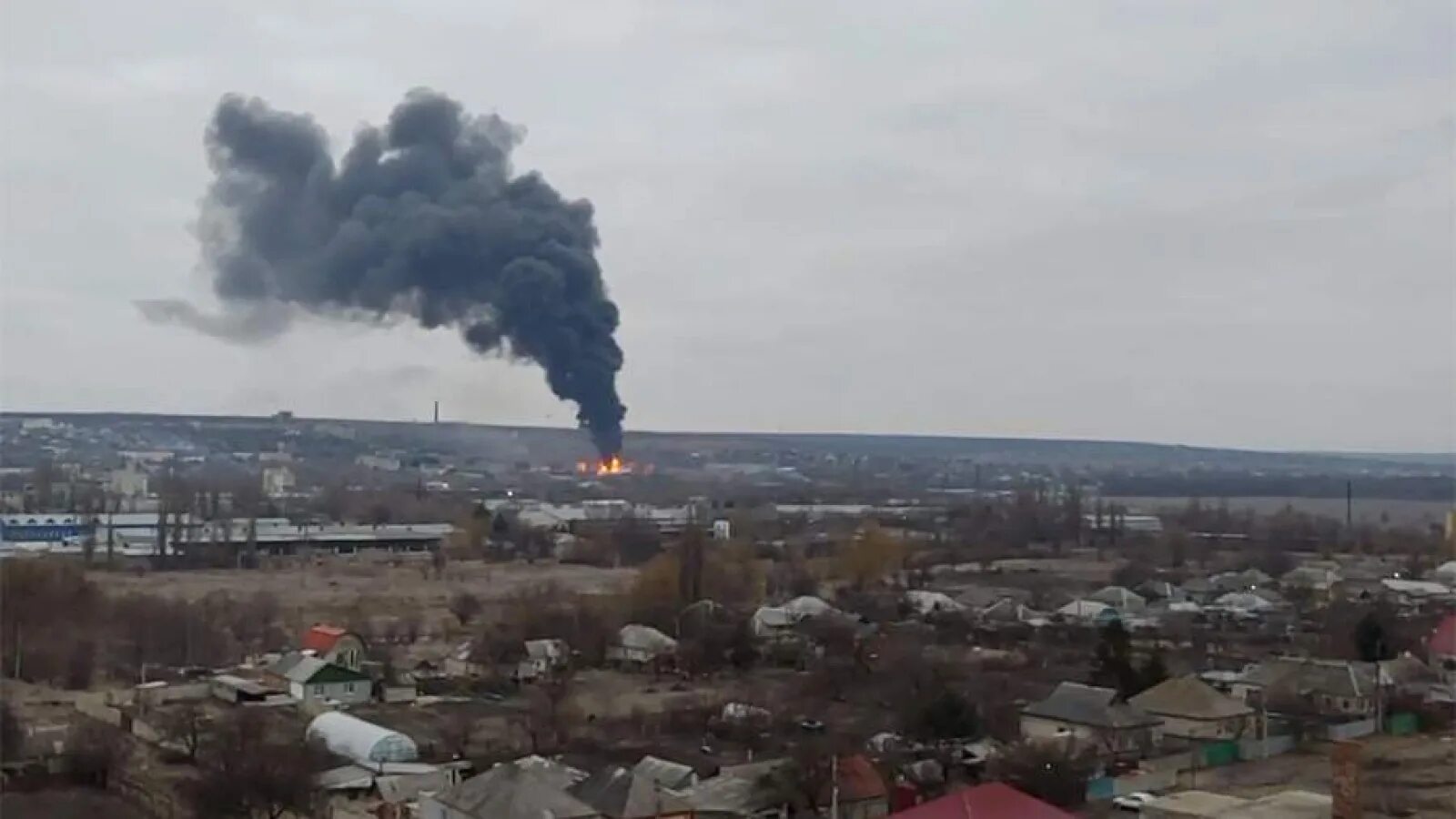Удар по нефтебазе сегодня. Горит Нефтебаза в Луганске. Район нефтебазы Луганск. Нефтебаза Ровеньки обстрел.