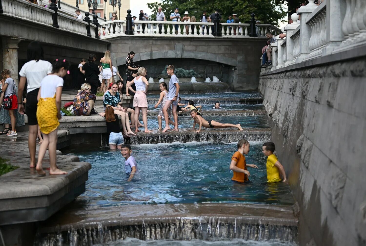 Купаться в фонтане. Купание в фонтанах в Москве. Фонтан на Манежной площади купание. Дети купаются в фонтане. Жара купаться