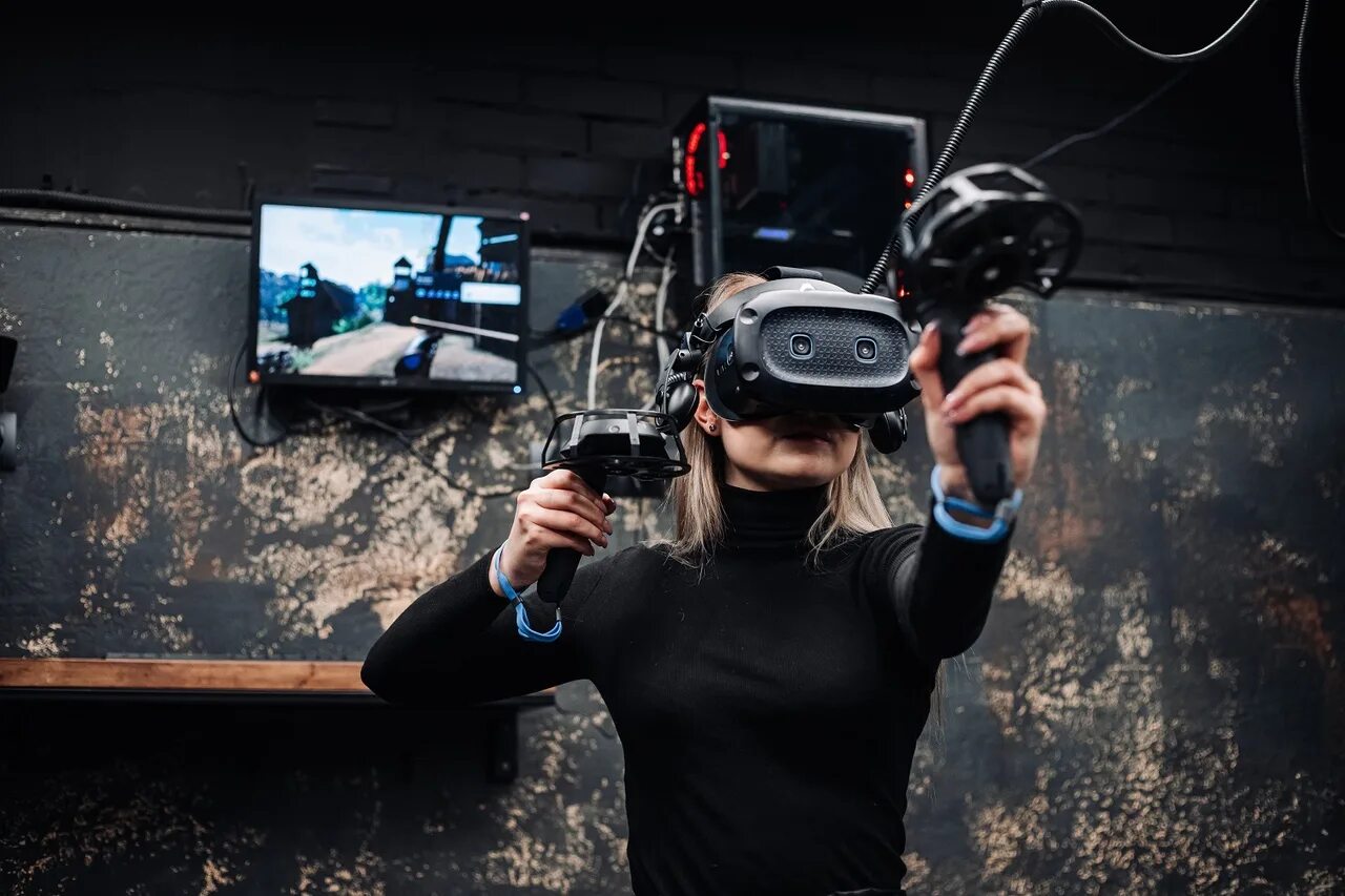 Игровые виртуальные клубы. Варпоинт Арена виртуальной реальности. Зал виртуальной реальности. VR клуб. Шлем виртуальной реальности на мероприятие.