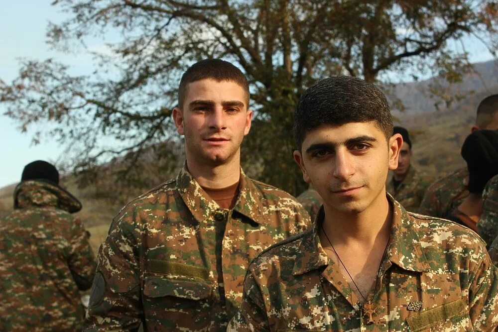 Арм форм. Армянский военнослужащий. Армия Армении. Форма солдат Армении. Армянский солдат в форме.