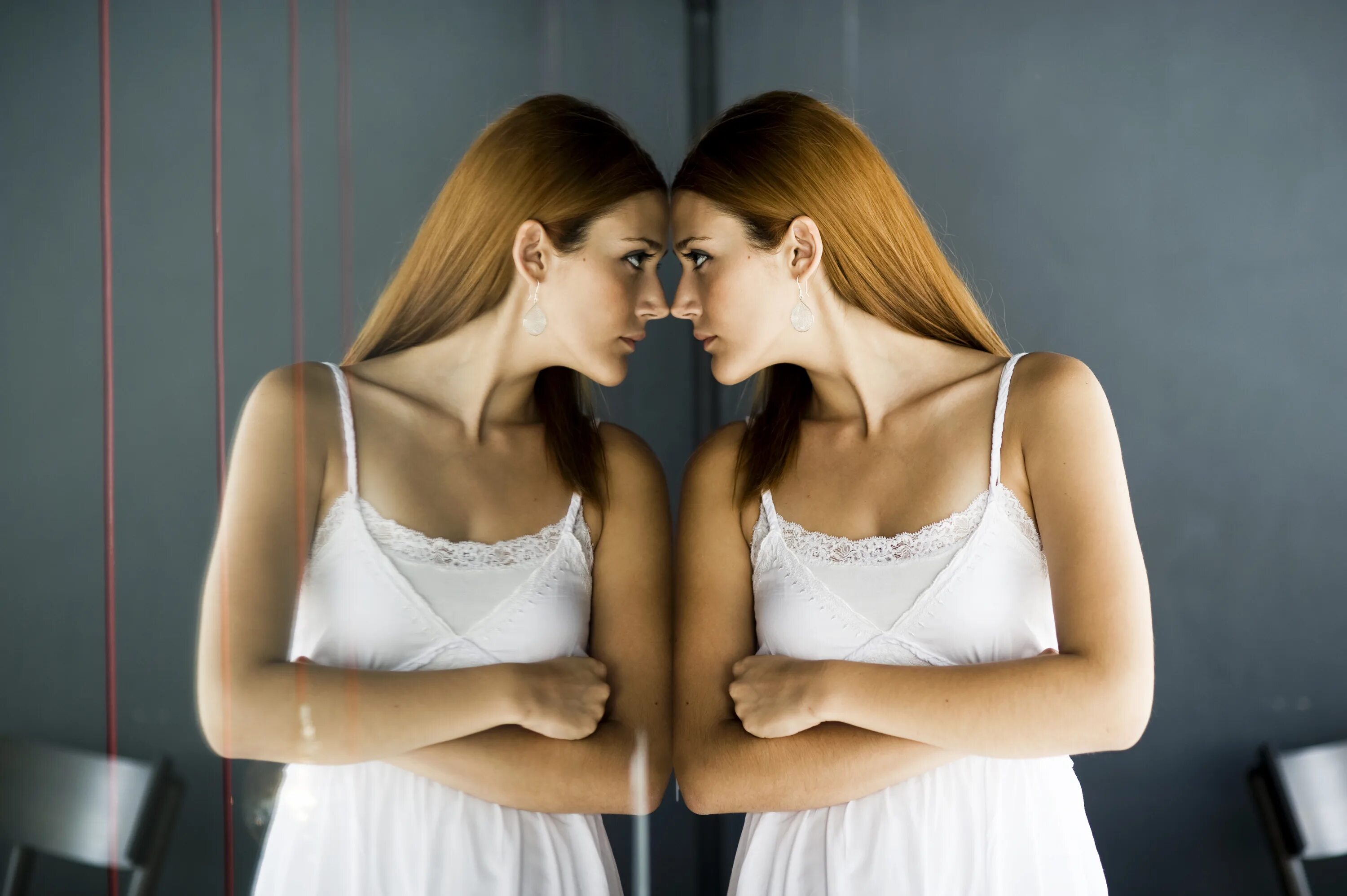 Как понравиться близнецам. Отражение в зеркале. Отображение в зеркале. Девушка смотрится в зеркало. Отражение человека в зеркале.