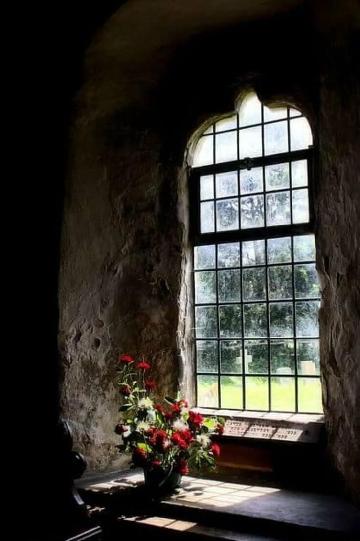 В замках были окна. Старинные окна. Окно в замке. Окно в старинном замке. Окна в средневековых замках.