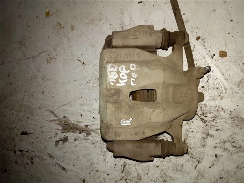 Суппорт toyota corolla e150. Суппорт передний тойота королла 150. Суппорт toyota corolla e150. Скоба переднего суппорта тойота королла е18. Суппорт задний тойота королла 150.