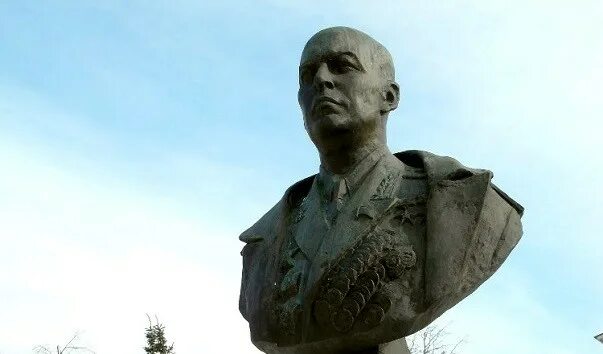 Памятник машерову в витебске. Памятник п. Памятник лебедеву полянскому во владимире. Памятник калинину пермь. Памятник столыпину в серпухове.