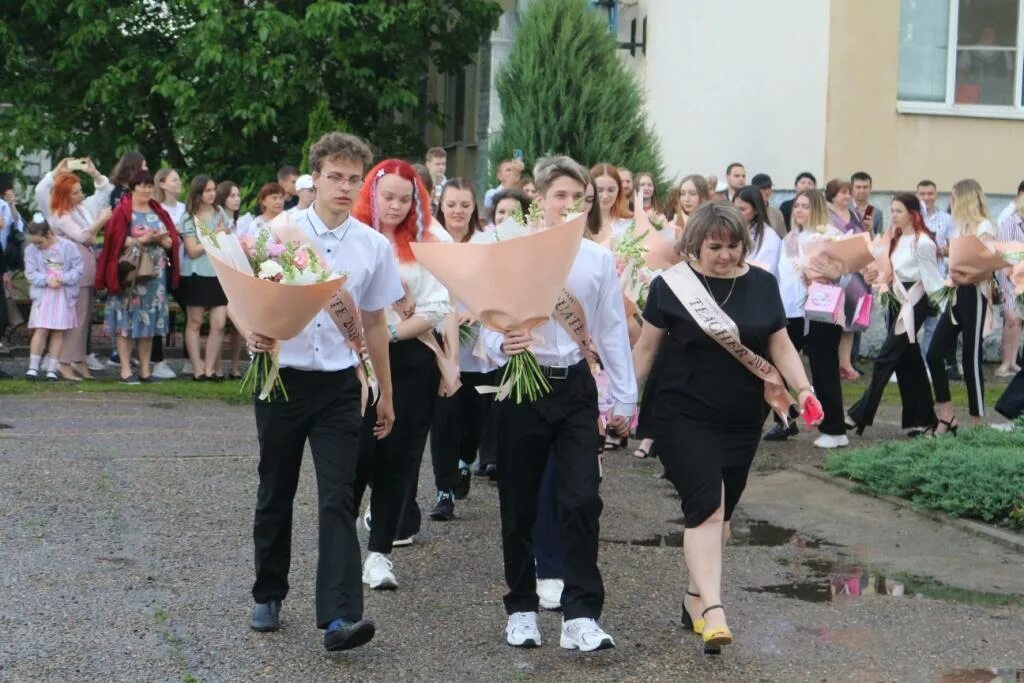 Линейка последнего звонка 2023. Последний звонок выпускной. Выпускной в колледже. Последний звонок 2023. Последний звонок в колледж 2023.