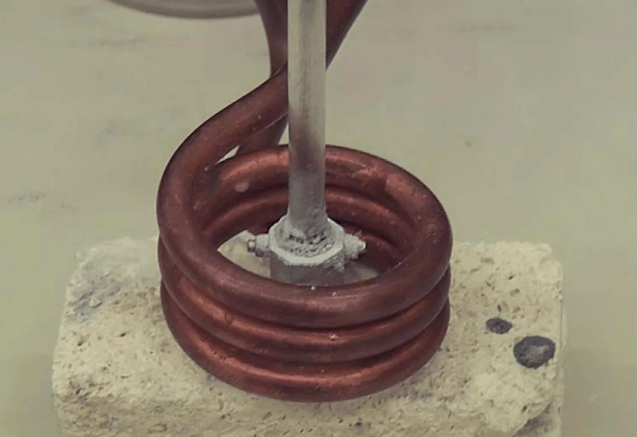 колесо грузового автомобиля. раскаленный тормозной диск. сцепление шин с дорогой. спортивная резина. боковой увод эластичного колеса.