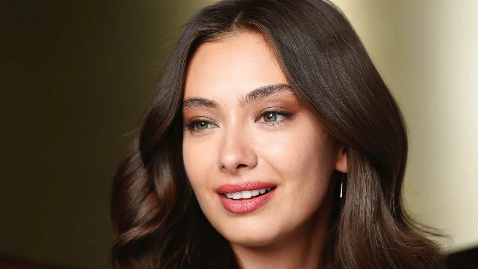 Неслихан атагюль беременна. Неслихан атагюль. наслихан атыгуль. неслихан атагюль актриса. турецкая актриса неслихан атагюль.