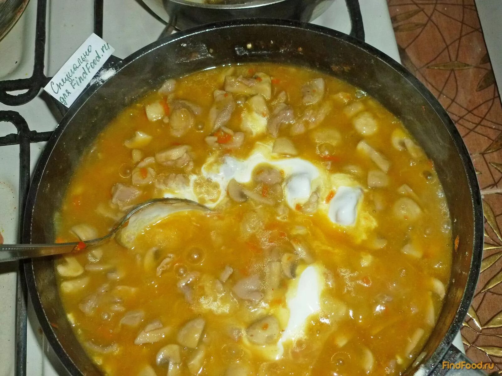 гуляш из куриной грудки с подливкой. гуляш куриный. куриный гуляш с подливкой. гуляш из свинины с подливкой на сковороде. как сделать гуляш из курицы с подливкой.