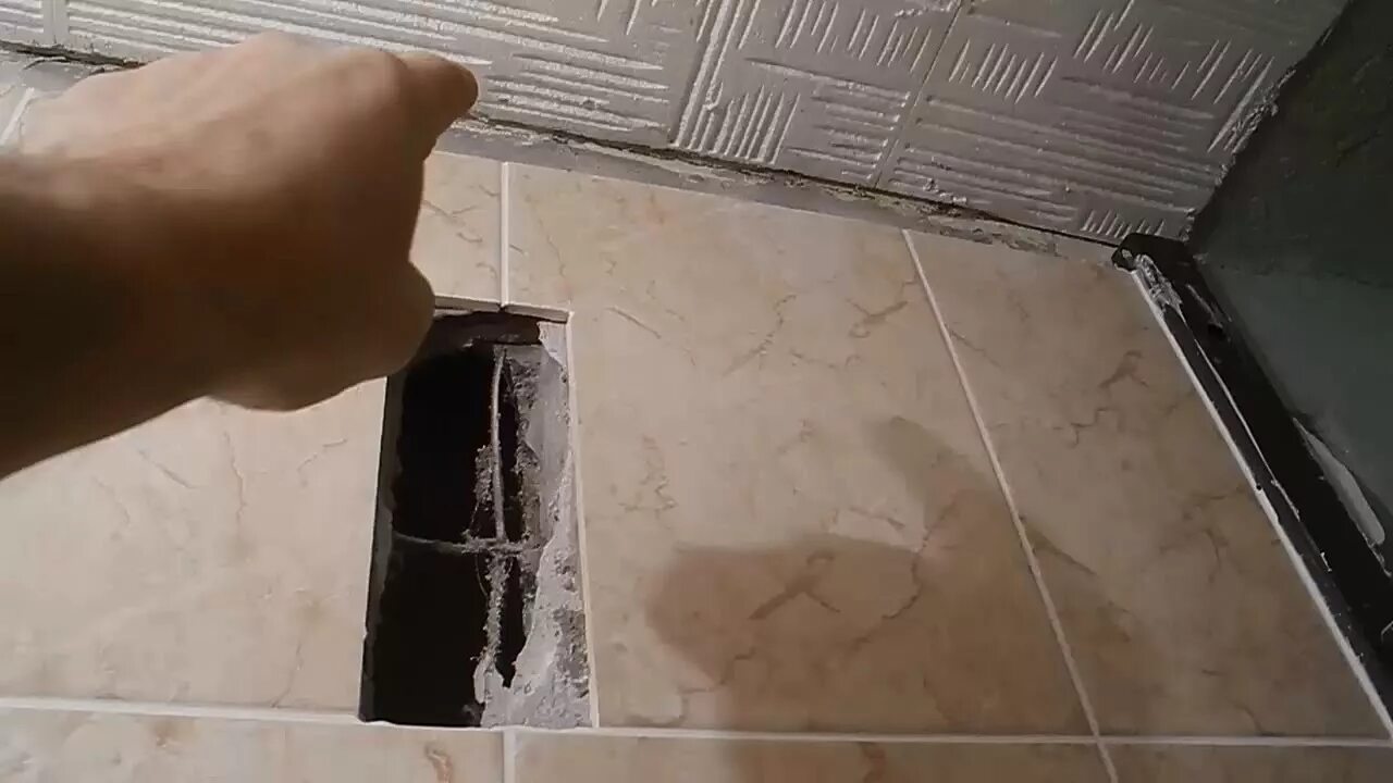 Вытяжка под плитку в ванную. Вентилятор вытяжной для ванной под плитку. вентиляционное отверстие в плитке. вентиляция в плитке. вытяжка для ванной под плитку.