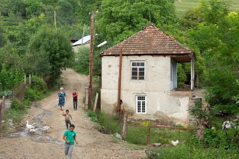 Сел арм. Армения Мец Айрум. Деревня Айрум Армения. Деревня Гарнаовит в Армении. Село Барцраван Армения.