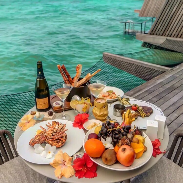 Красивый завтрак в ресторане. Богатый обед. Еда роскошь. Столик с шампанским и фруктами на море. Лакшери жизнь еда.