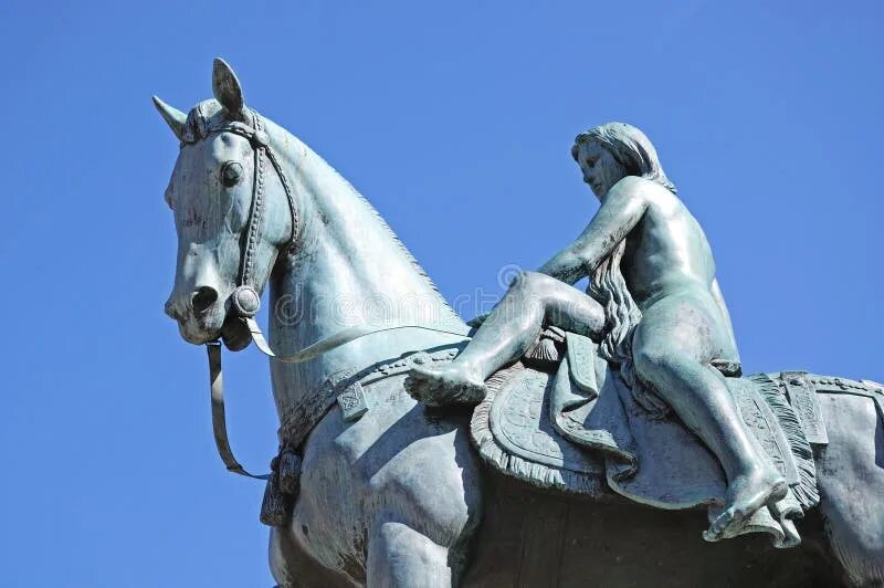 Памятник леди годиве в ковентри. Памятник леди годиве в центре ковентри. Памятник леди годиве в центре ковентри. Ковентри годива. Леди годива памятник.