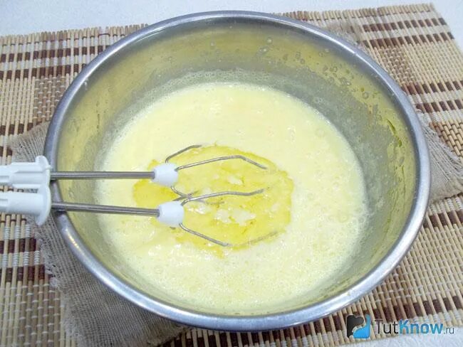 Майонез взбитый венчиком. Взбитое растительное масло. Взбитые яйца с сахаром. Растопленное сливочное масло. Взбитое растительное масло.