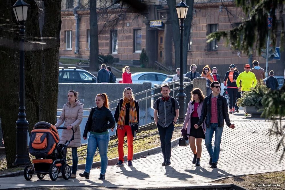 Что поняли жители города. Люди на улице. люди на улице города. города в лицах людей. люди в городе.