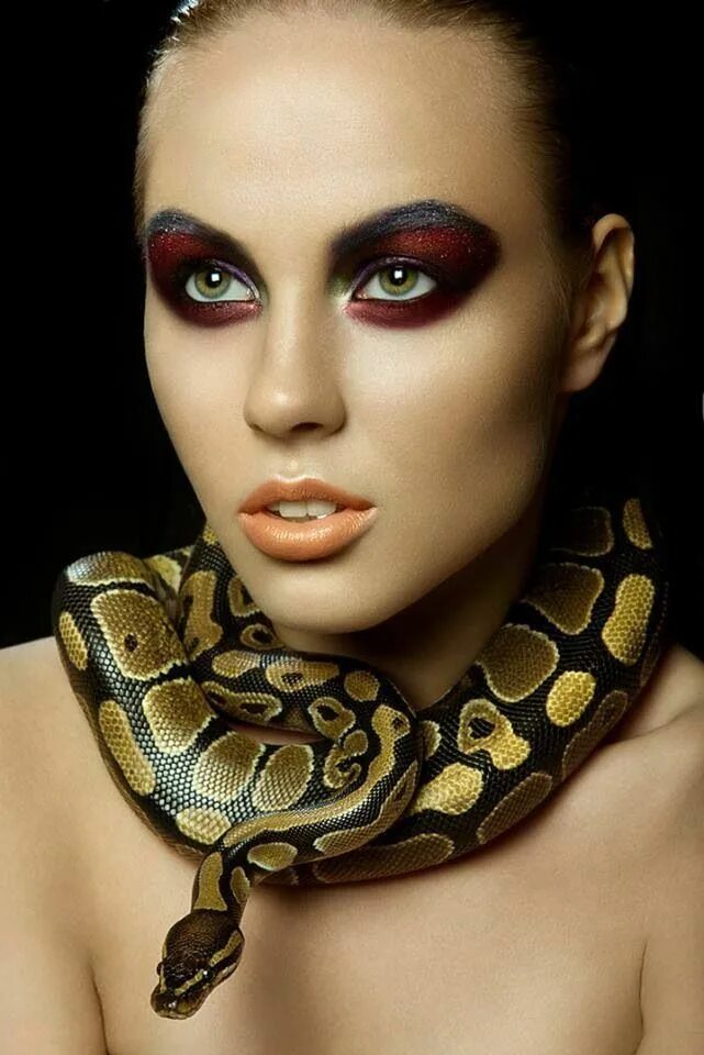 She is snake. Макияж медузы Горгоны. Змеиный мейкап. Гримм медуза Горгона. Девушка змея.