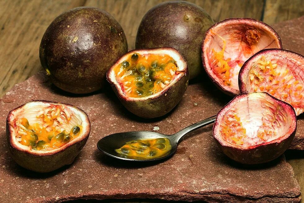 Passion fruit это. Маракуйя Колумбия. Фрукт страсти маракуйя. Маракуя или маракуйя. Маракуйя разрезанная.