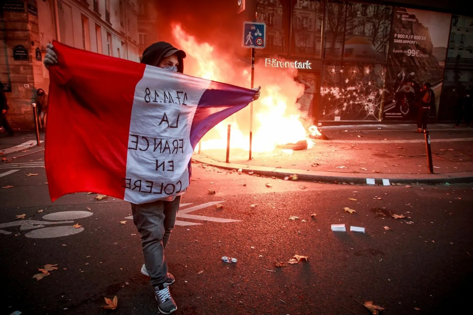 Протесты во Франции 2023. Протесты во Франции. Протесты в Париже. Франция майдан