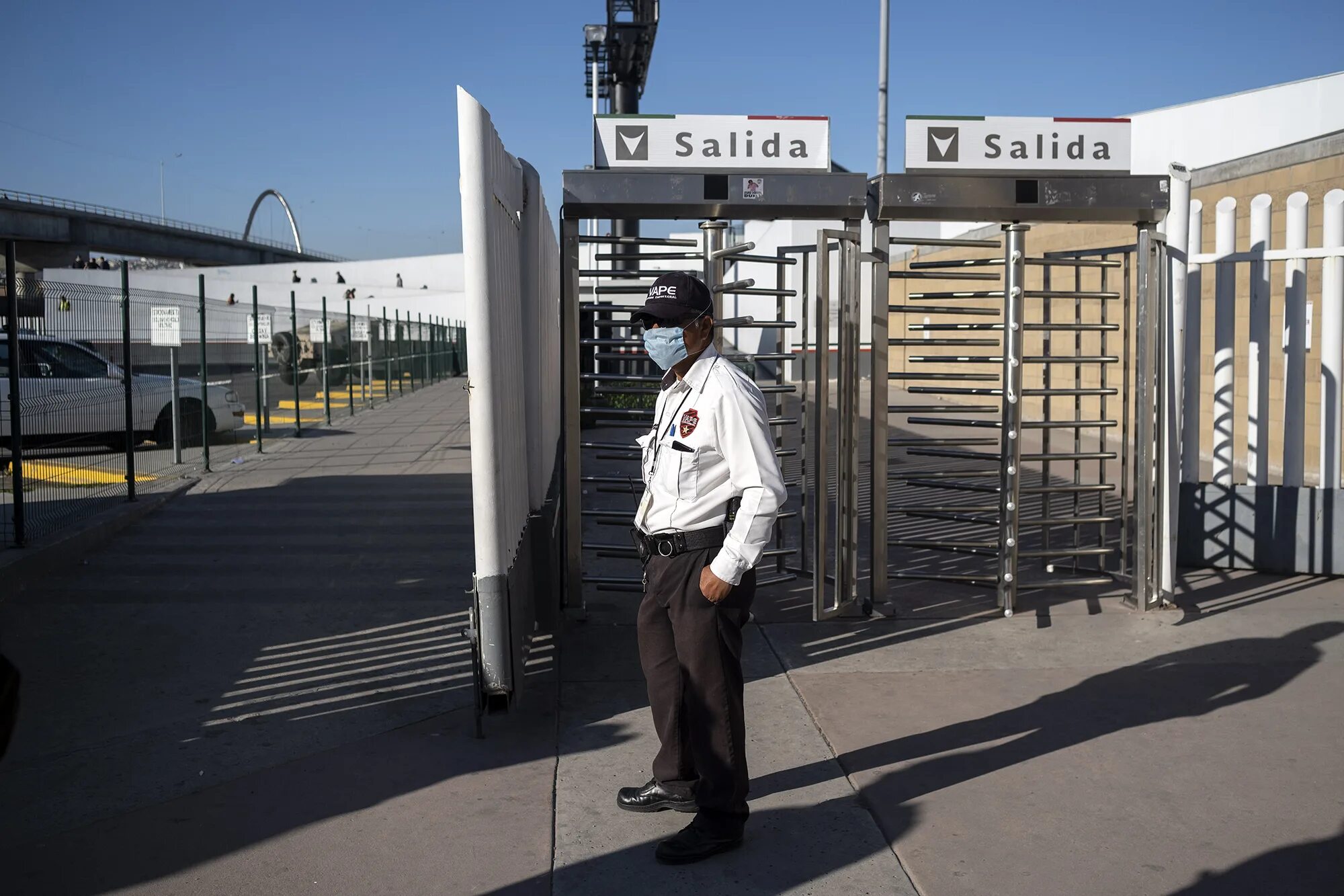 Забор на границе мексики и сша. Тихуана мексика граница с сша. Граница мексики и сша. Мигранты на границе сша. Сша перешли границу.