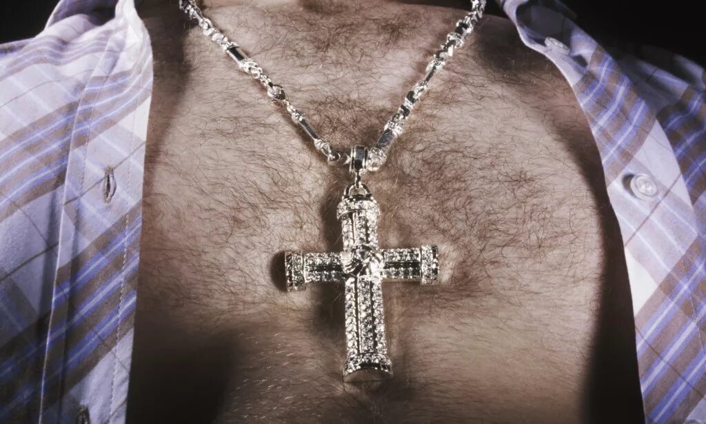 Нательный крестик на шее. Доминик торетто крест. Носить большой крест. Носить большой крест. Нательный крестик на веревочке.
