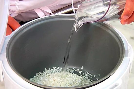 Рисовая вода приготовление. Заливаем рис водой. Тазик для промывания риса. Промываем рис под проточной водой. Технология мойкой рисовой водой.