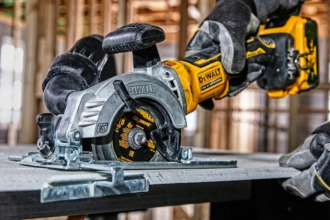 Мини пила аккумуляторная деволт. DEWALT dcs571n. Пила дисковая DEWALT dcs571n. DEWALT dcs571n-XJ. Пила DEWALT dcs571n-XJ.